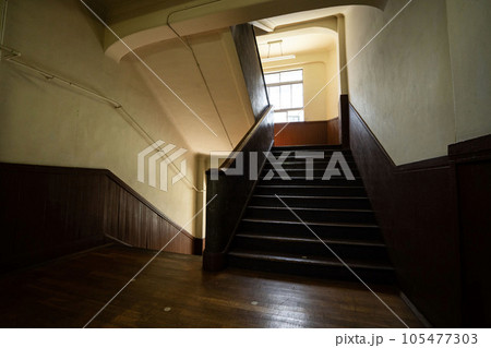 レトロな階段、木製の古い学校の怪談、光が差し込む木製階段、 105477303