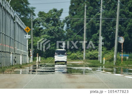 真夏の道路上のにげ水 真夏の道路上のにげ水 105477823
