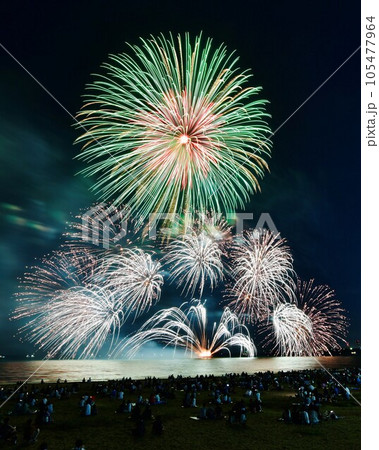阿漕浦海岸を染める緑の大輪 第70回津花火大会 阿漕浦海岸を染める緑の大輪 第70回津花火大会 105477964