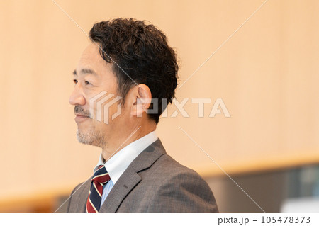 オフィスで働くビジネスマン（上司・社長） 105478373