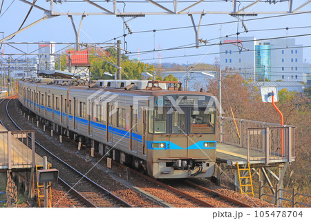 名鉄豊田線、米野木駅を発車する電車の風景 105478704