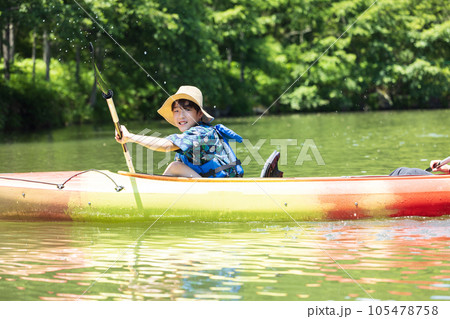 カヤックを楽しむ子ども 105478758