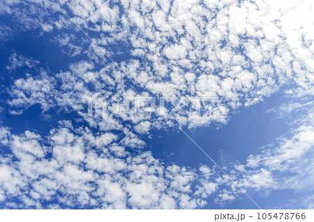 青空の天空に浮く雲の造形【巻積雲】 105478766