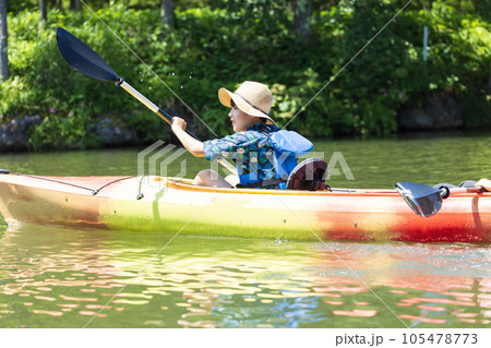 カヤックを楽しむ子ども 105478773