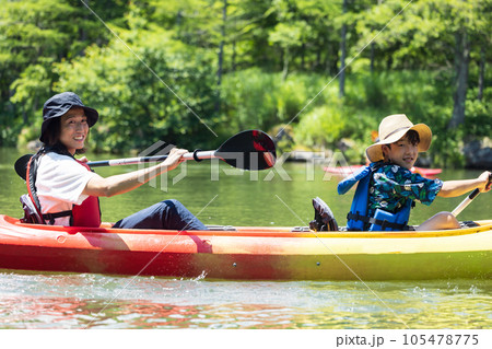 カヤックを楽しむ家族 105478775