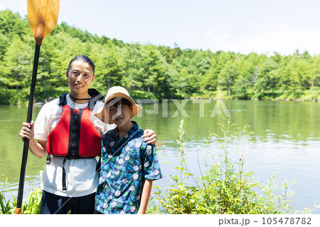 カヤックを楽しむ家族 105478782