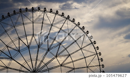 夕暮れの青空と観覧車 105479627