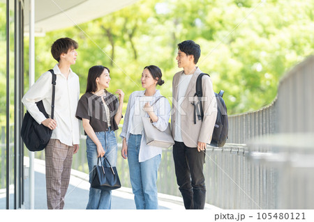 大学生　留学生　キャンパスライフ 105480121