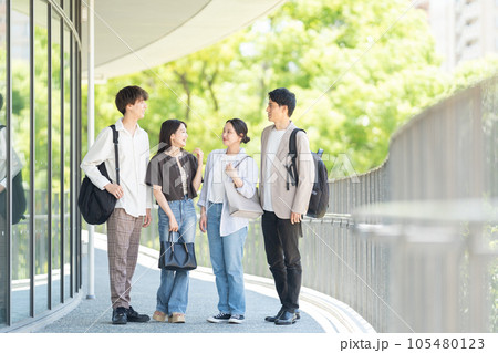 大学生　留学生　キャンパスライフ 105480123