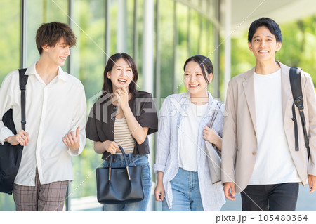 大学生　留学生　キャンパスライフ 105480364
