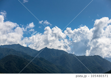 屋久島洋上アルプス 夏の青空に湧き上がる積乱雲 屋久島洋上アルプス 夏の青空に湧き上がる積乱雲 105480371