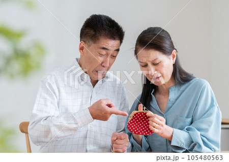 お金に困るシニア夫婦 105480563