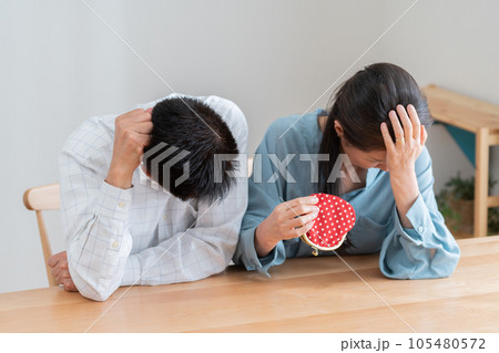 お金に困るシニア夫婦 105480572