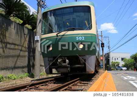 稲村ケ崎付近を走る江ノ電の電車 稲村ケ崎付近を走る江ノ電の電車 105481838
