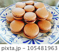 手作りのチョコレートマカロン 105481963