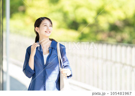 ビジネスウーマン　若い女性　ビジネス 105481967