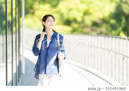 ビジネスウーマン　若い女性　ビジネス 105481968
