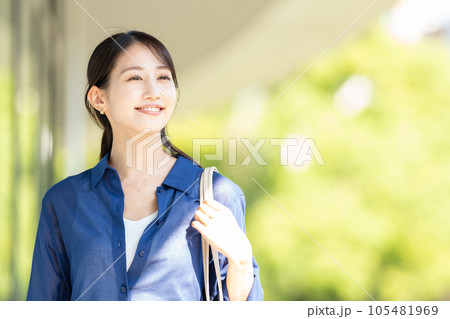 ビジネスウーマン 若い女性 ビジネス ビジネスウーマン 若い女性 ビジネス 105481969