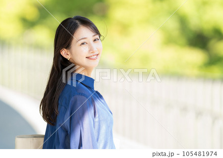 ビジネスウーマン　若い女性　ビジネス 105481974