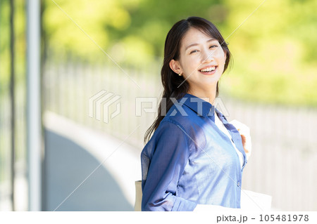 ビジネスウーマン　若い女性　ビジネス 105481978