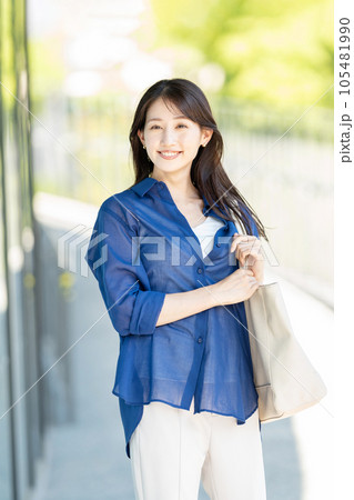 ビジネスウーマン 若い女性 ビジネス ビジネスウーマン 若い女性 ビジネス 105481990