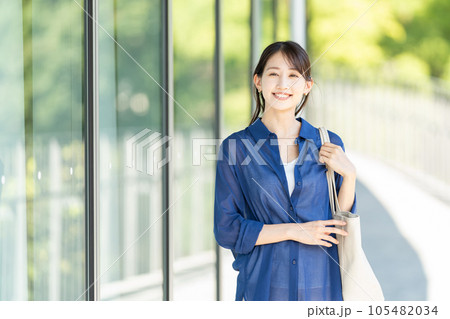 ビジネスウーマン　若い女性　ビジネス 105482034