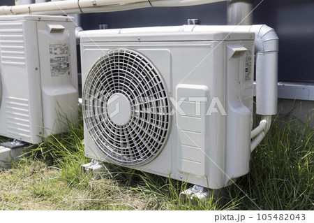 エアコン室外機のある風景 105482043