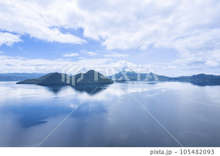 洞爺湖 浮見堂公園上空から見た中島（空撮） 105482093