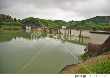 矢筈ダムの堤体とダム湖 矢筈ダムの堤体とダム湖 105482757