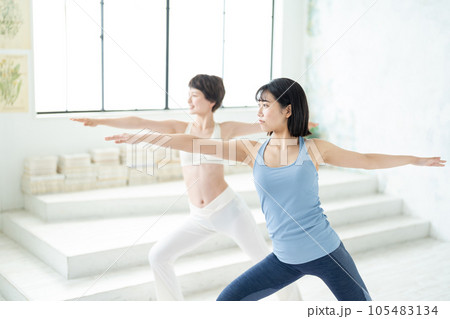 ヨガをする若い女性 ヨガをする若い女性 105483134