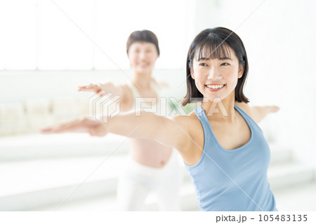 ヨガをする若い女性 105483135