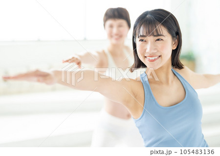 ヨガをする若い女性 105483136
