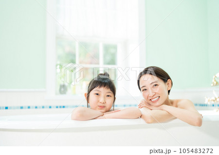 お風呂　入浴　親子 105483272