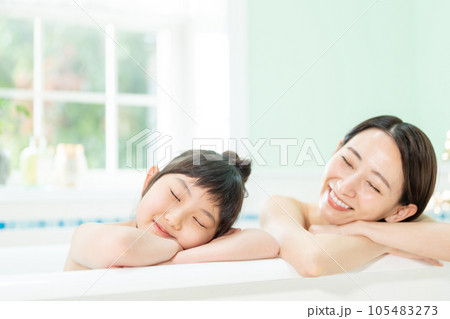 お風呂　入浴　親子 105483273