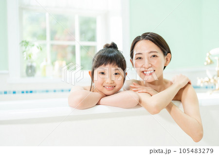 お風呂　入浴　親子 105483279