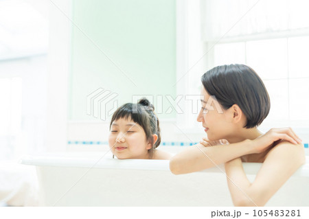 お風呂 入浴 親子 お風呂 入浴 親子 105483281