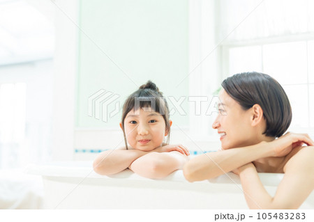 お風呂 入浴 親子 お風呂 入浴 親子 105483283