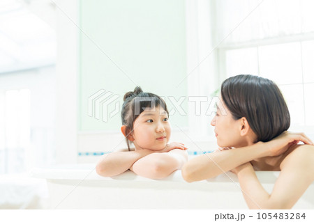 お風呂 入浴 親子 お風呂 入浴 親子 105483284