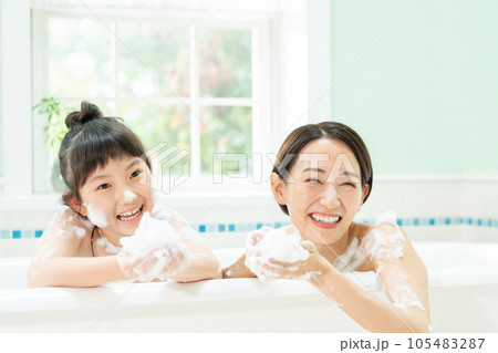 お風呂　入浴　親子 105483287