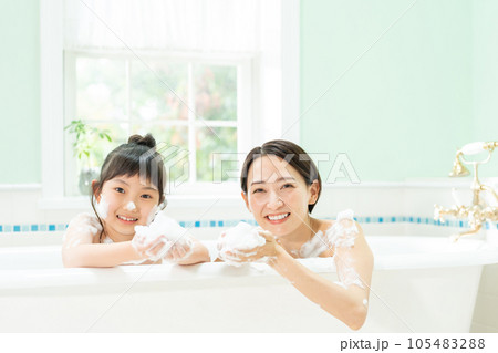 お風呂　入浴　親子 105483288