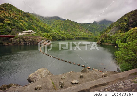 竜門ダムのダム湖と管理所 竜門ダムのダム湖と管理所 105483867