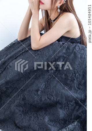 黒いドレスを着た女性　woman in black dress 105484951