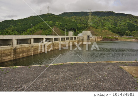嘉瀬川ダムの堤体と富士しゃくなげ湖 嘉瀬川ダムの堤体と富士しゃくなげ湖 105484983