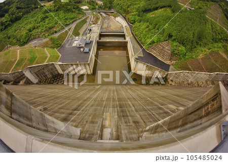 嘉瀬川ダム天端からの下流 嘉瀬川ダム天端からの下流 105485024