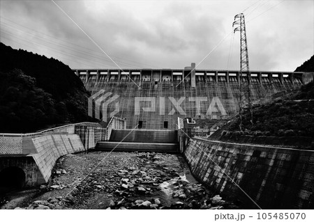 嘉瀬川ダム下流からの堤体 105485070