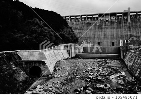 嘉瀬川ダム下流からの堤体 105485071