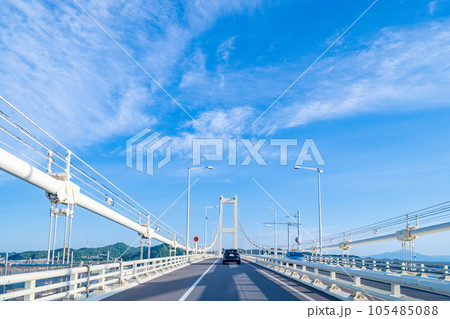 白鳥大橋　白鳥新道　東日本最大　白鳥が羽根を広げたような優雅な白い吊り橋 105485088