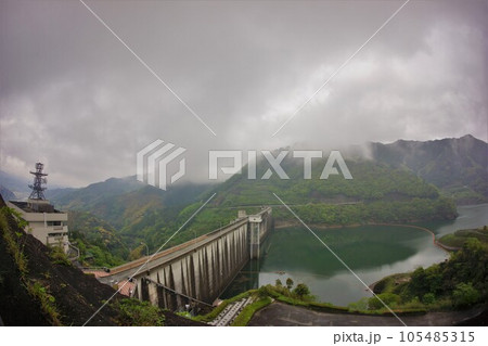 厳木ダムの堤体とさよの湖 105485315