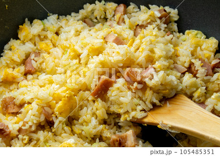 炒飯(チャーハン)を作る調理シーン。 炒飯(チャーハン)を作る調理シーン。 105485351