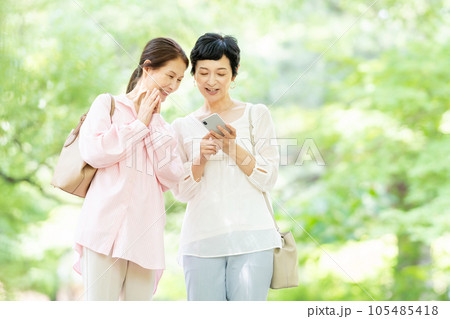 スマホで記念写真を撮るミドルの女性 105485418